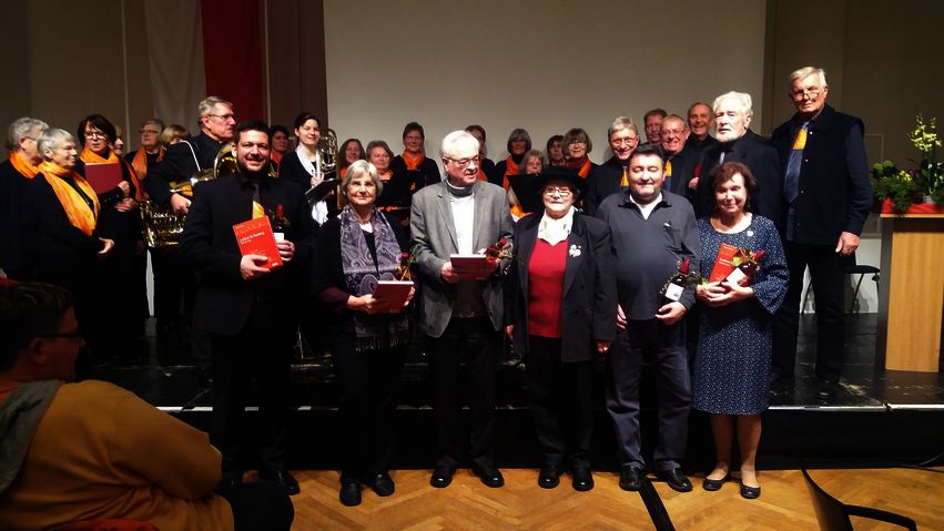 Foto: Im Hintergrund die Musikanten. Vorne (v.l.n.r.): Thomas Wolf, Elfriede Jehmiller, Norbert Jehmiller, Martina Schramm, Wolfgang Wußmann und Elisabeth Porsch.