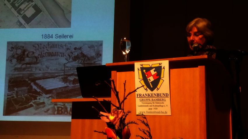 Foto: Elfriede Jehmiller präsentiert die beeindruckende Dokumentation der Gebäudlichkeiten vom Abtsberg bis zum Wilhelmsplatz.